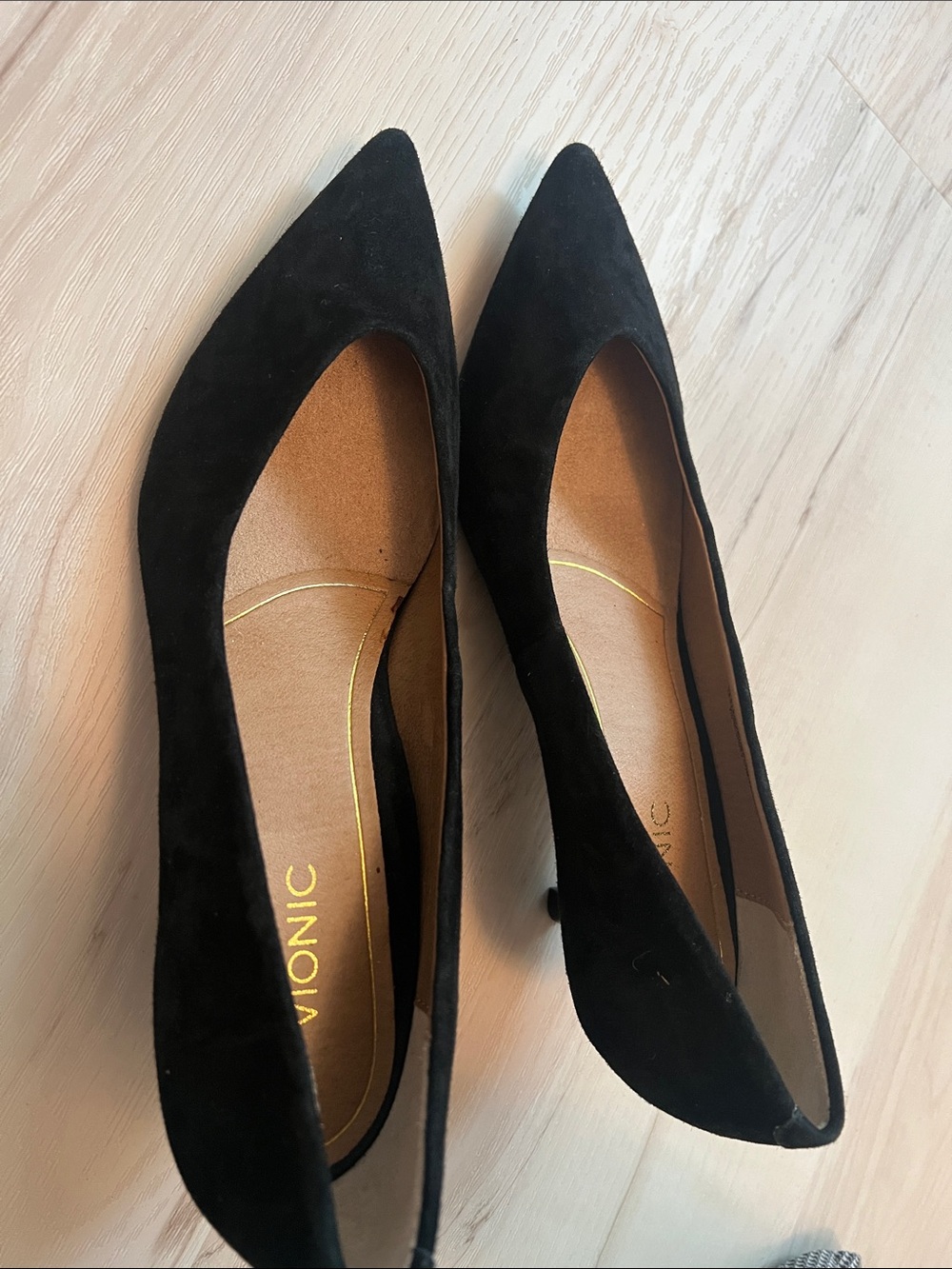Like New Vionic Black Suede Pointed-Toe Women's Pumps